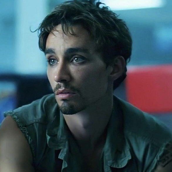 sapphosarmand's tweet photo. While Robert Sheehan is still trending, I wanted to take this time to formally thank him for giving us his amazing performance as Klaus Hargreeves https://t.co/ejuXwQZboT