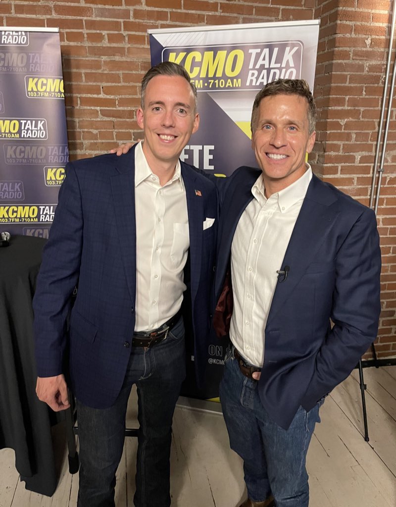 kcmotalkradio's tweet image. Thanks to @EricGreitens for joining us at our final politics and a pint before the election. One week away! #MOSen