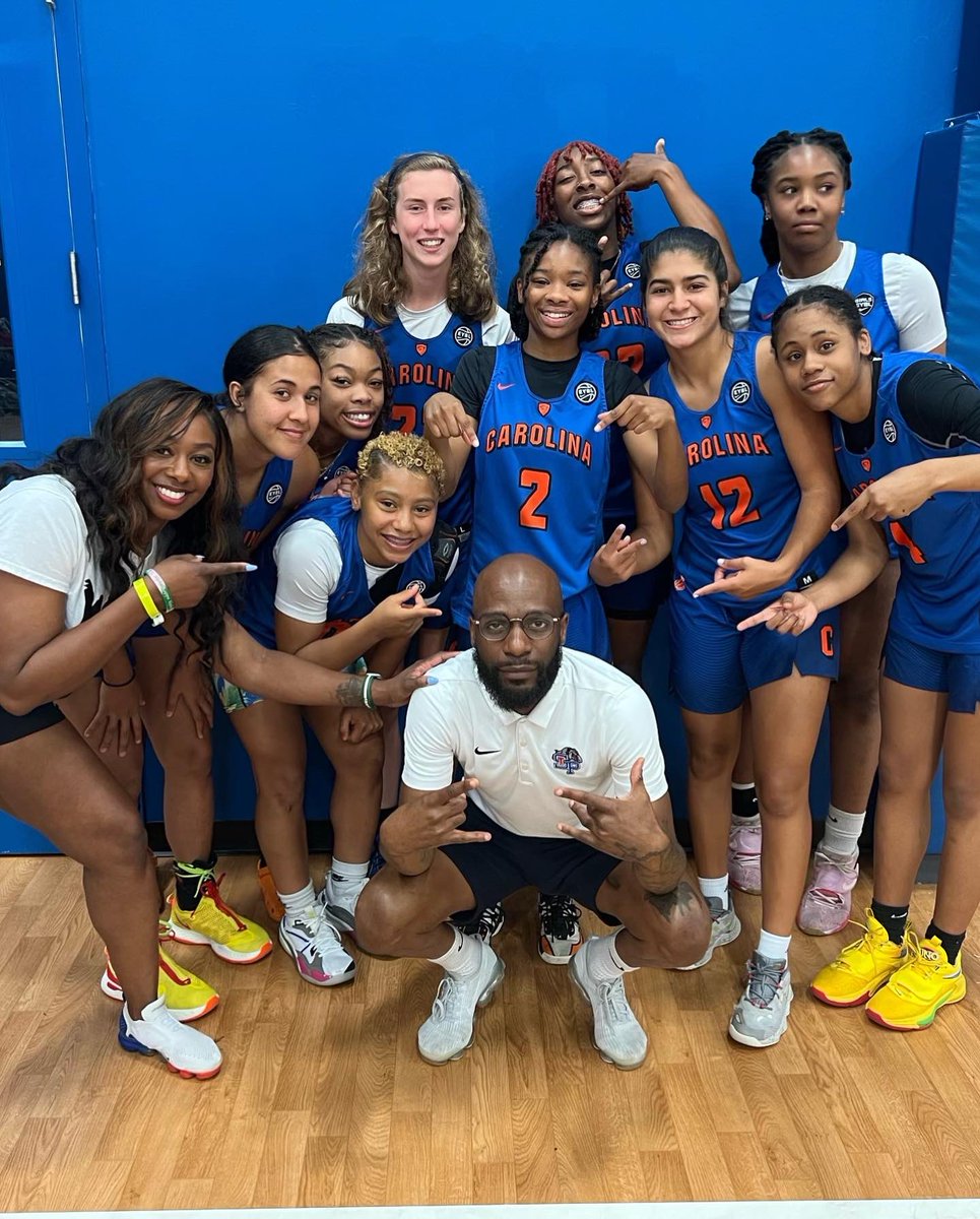 coachmosesjr's tweet photo. Another summer for the books! ✌🏾 #FlamesGang #4lifer https://t.co/5yeaEtwMXj