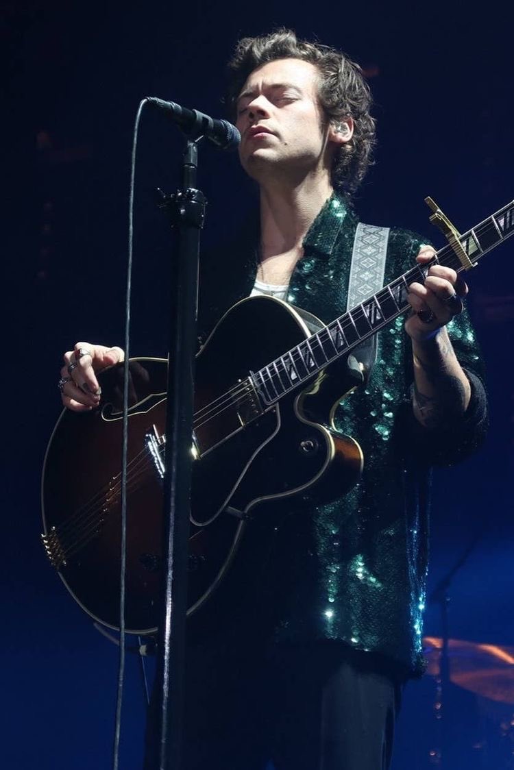 jajajajjajajavi's tweet photo. Esto denuevo… pero dos veces 🌝🤭 #newdateLOTChile #LOTChile30noviembre @dgmedioschile @Harry_Styles @HSHQ https://t.co/J6eilmAloC