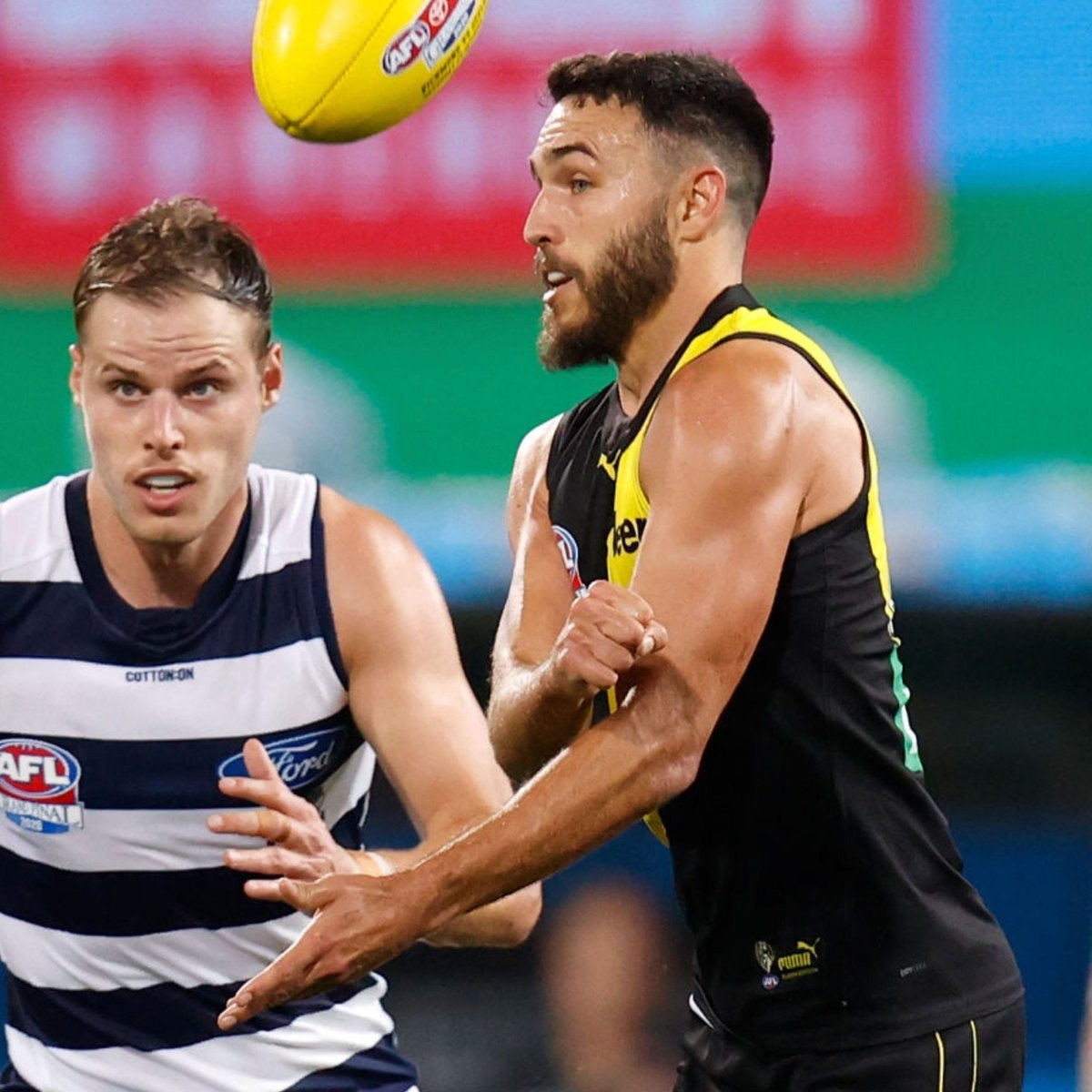 Tigers_of_Old's tweet photo. The time supportive new father #ShaneEdwards' team mates wore no. 10 in his honour 💛 as he worked his way back from Vic leading into the 2020 GF.
All about timing your run..🏆
PS: Jnr will be telling his grand kids all about the time he trained with Shedda in the hub. #Shedda300 https://t.co/rpGVDw9JiV