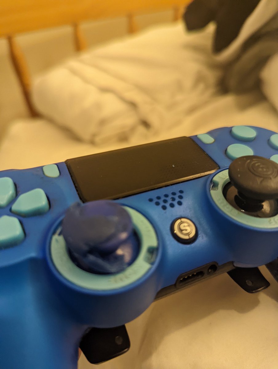 MiniMan4848's tweet photo. I USE AUTO TAC SPRINT NOW WHY IS MY LEFT STICK STILL GETTING FUCKED. I'VE ALSO NOW RUN OUT OF SPARE STICKS :( https://t.co/UUacZajqaF