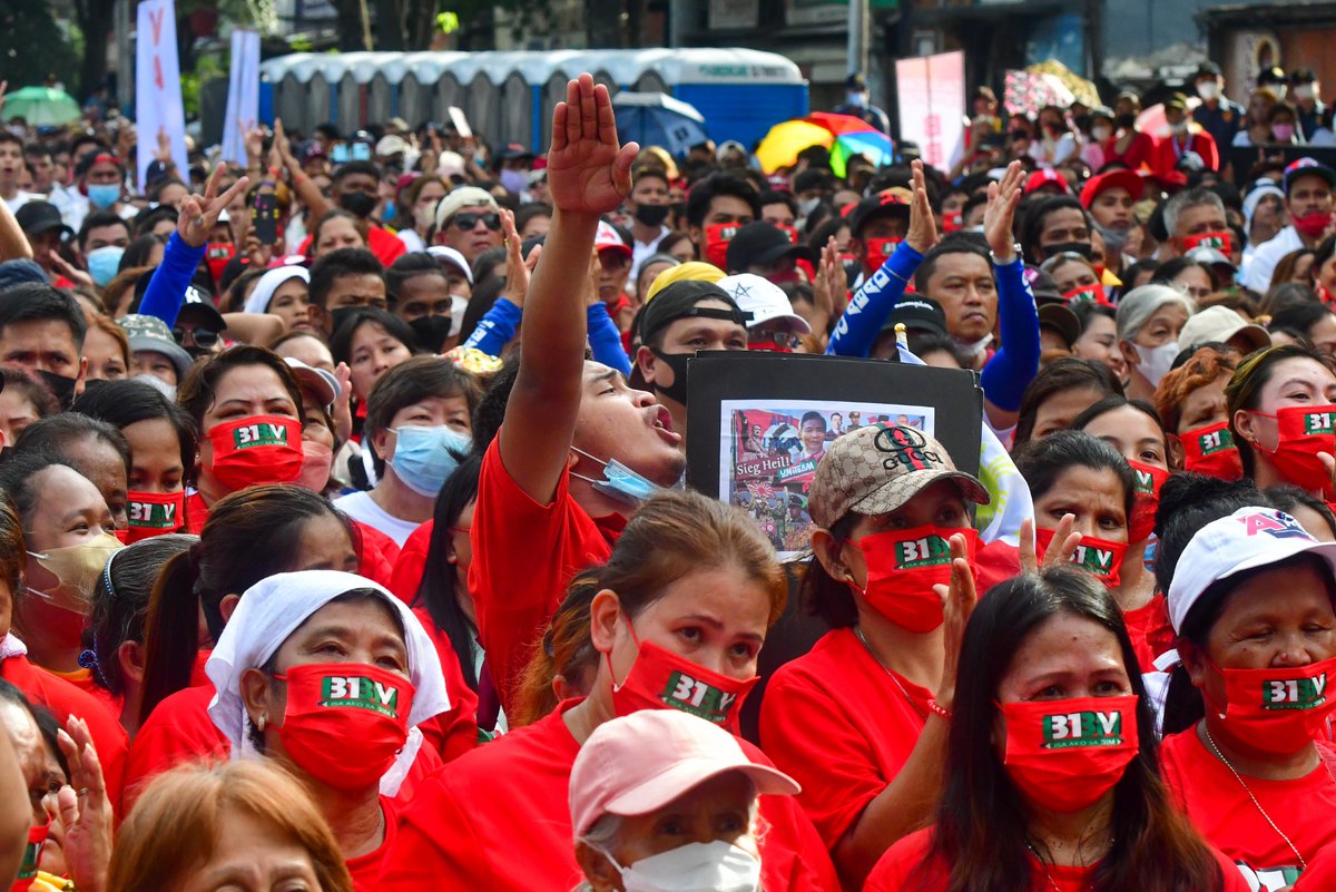 If you zoom in on the placard, there's a photo of Hitler and Hirohito, and the Marcos Jr. supporter is doing a Nazi salute. We first saw signs of this in 2015-16. Is the Duterte Youth form of right-wing nationalism evolving? #SONA2022, photo from @ABSCBNNews.