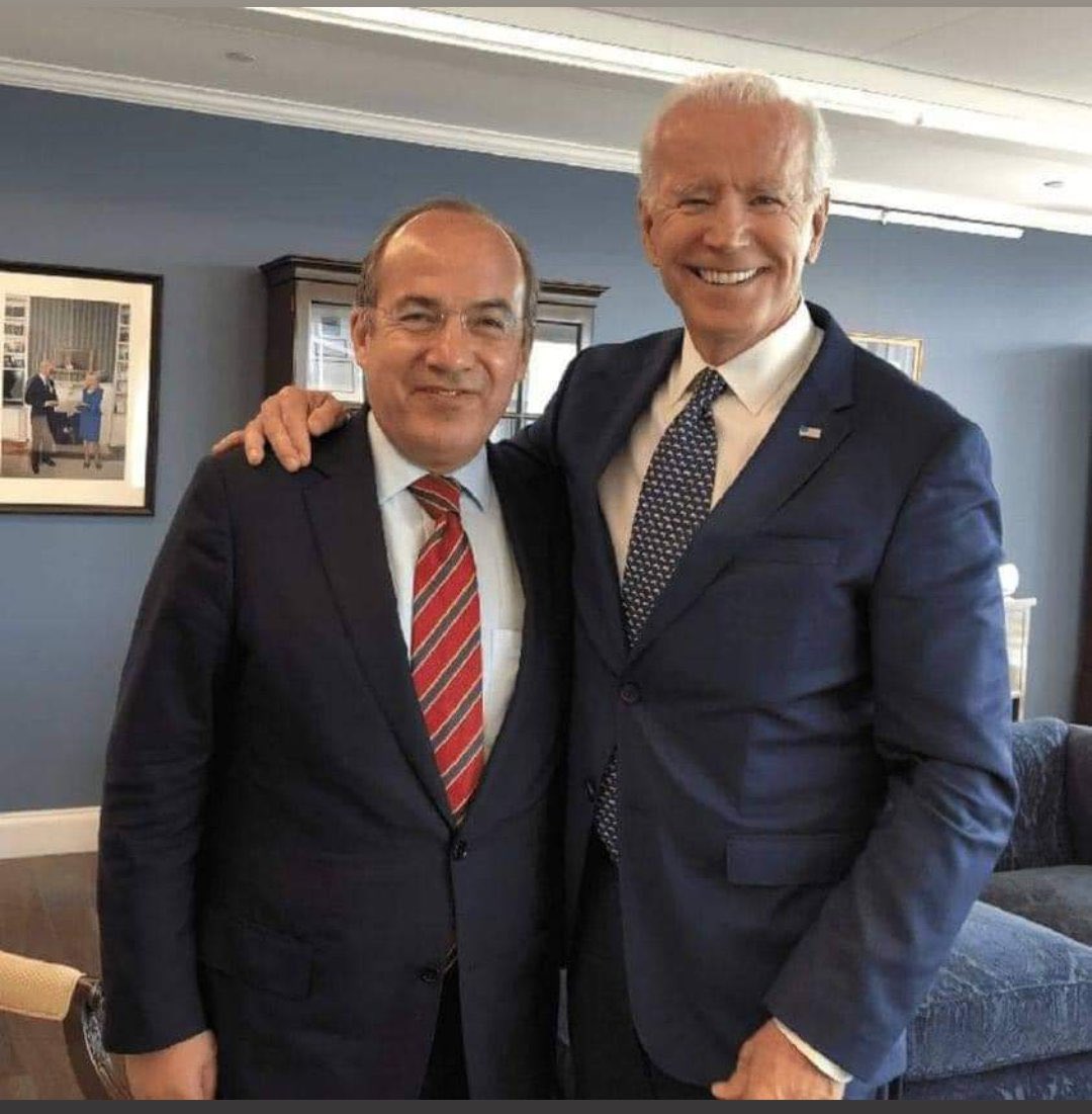 Ay 🤭 lo siento,se que esto te duele mucho López, pero no me pude resistir.🥳

A ti no quiso ni salir a recibirte en la Casa Blanca, mando a un empleado que lo hiciera.🙈

Y mira con que alegría abraza al presidente <a href="/FelipeCalderon/">Felipe Calderón 🇲🇽🇺🇦</a> como lo que son, de igual a igual.👇👏👏