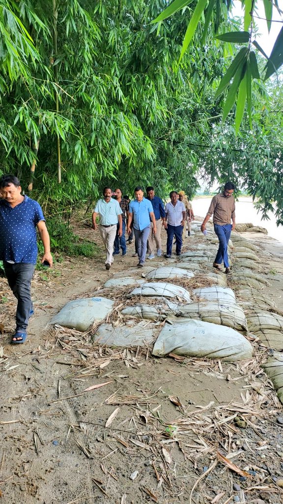 As per responsibility entrusted by HCM Dr. @himantabiswa sir, we re-inspected the flood affected areas & damaged houses. Heartfelt gratitude to officials from LW Dept. @DC_Tamulpur, COs, mandals & Gaonburah for their devotional duties so that no one affected will be deprived.