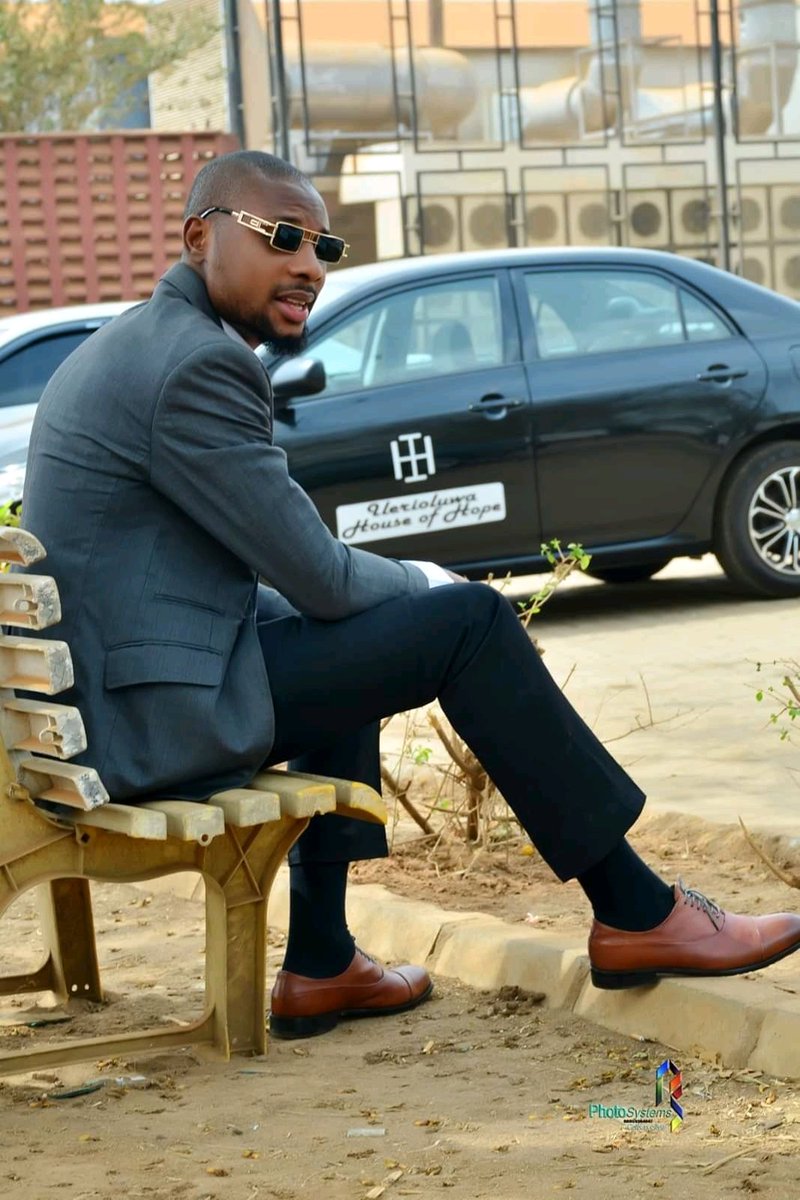 Tissuebem's tweet image. Who needs hair with a face like this? 😍