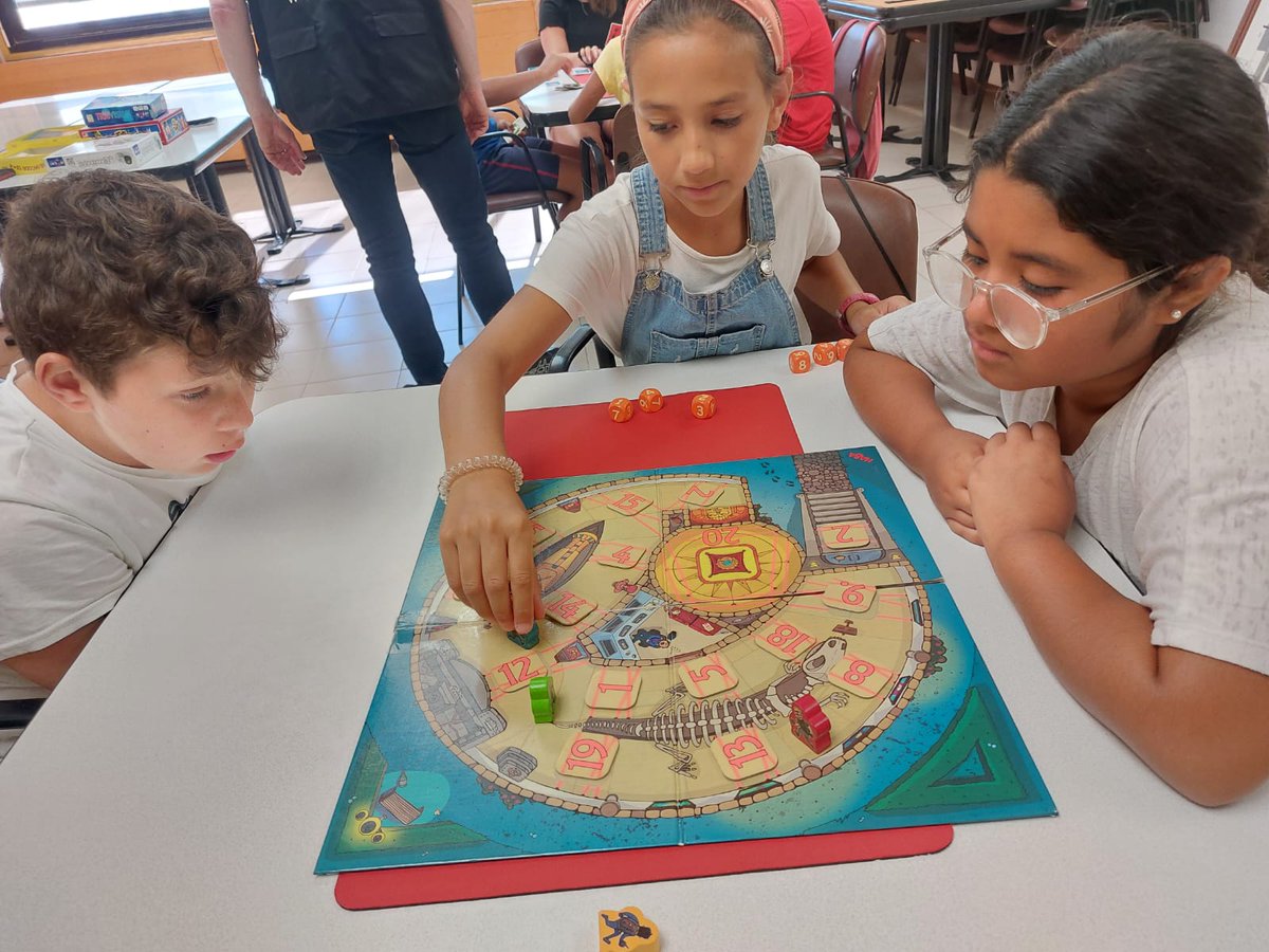 ⛱🚀Ja han finalitzat les activitats d'estiu del #PassaportEdunauta i els tallers d'anglès que vam preparar des del Pla Educatiu d'Entorn de #SantBoi.

200 infants i joves han participat dels tallers de robòtica, scape room en anglès, tallers de conversa...

#SBCiutatEducadora