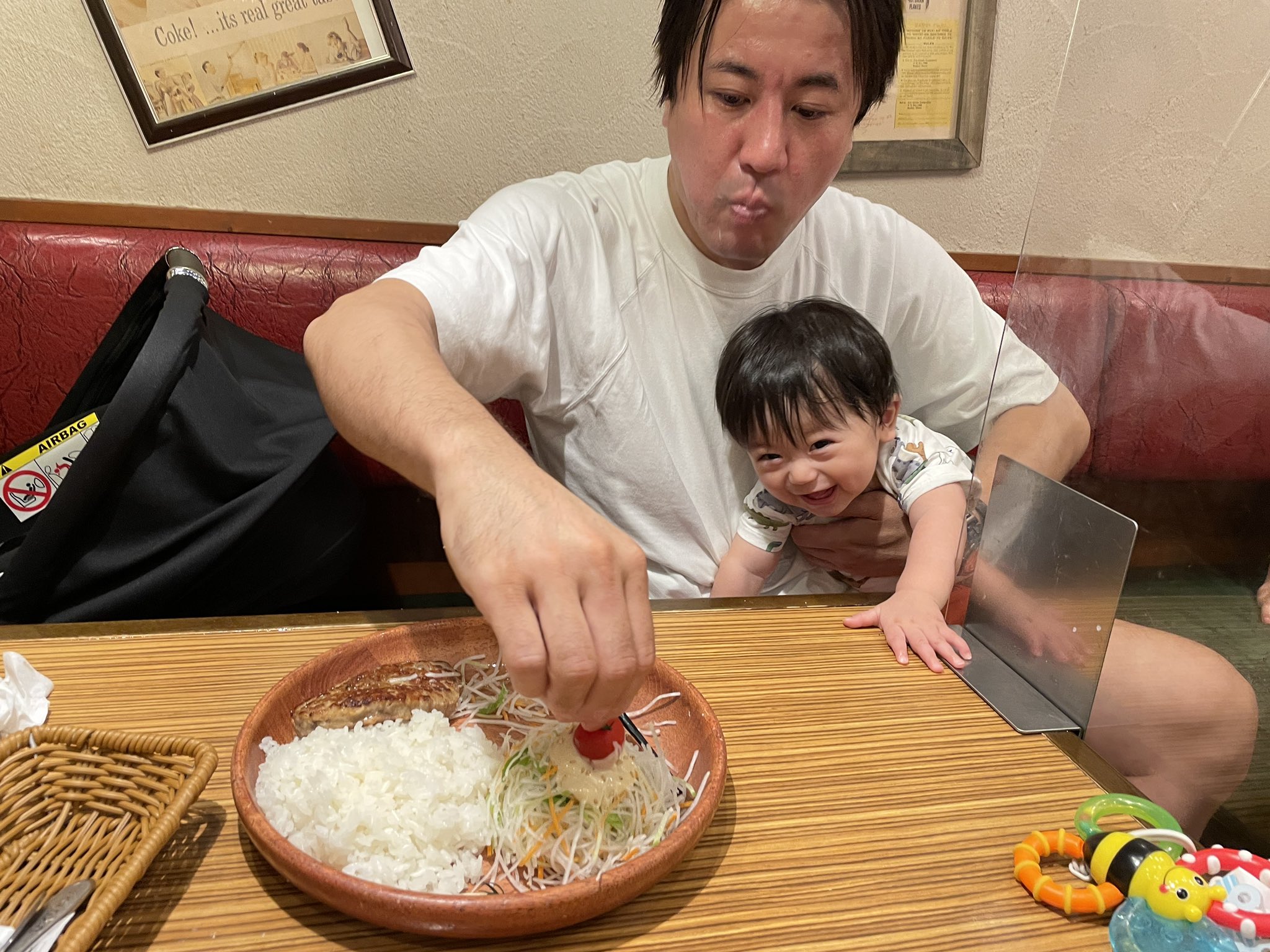 ヨッピー びっくりドンキーのハンバーグに異常な執着を見せる息子氏と 早いとこ食べないと手を突っ込まれる と思って慌ててプチトマトを食べる僕 T Co Odp46zszvr Twitter