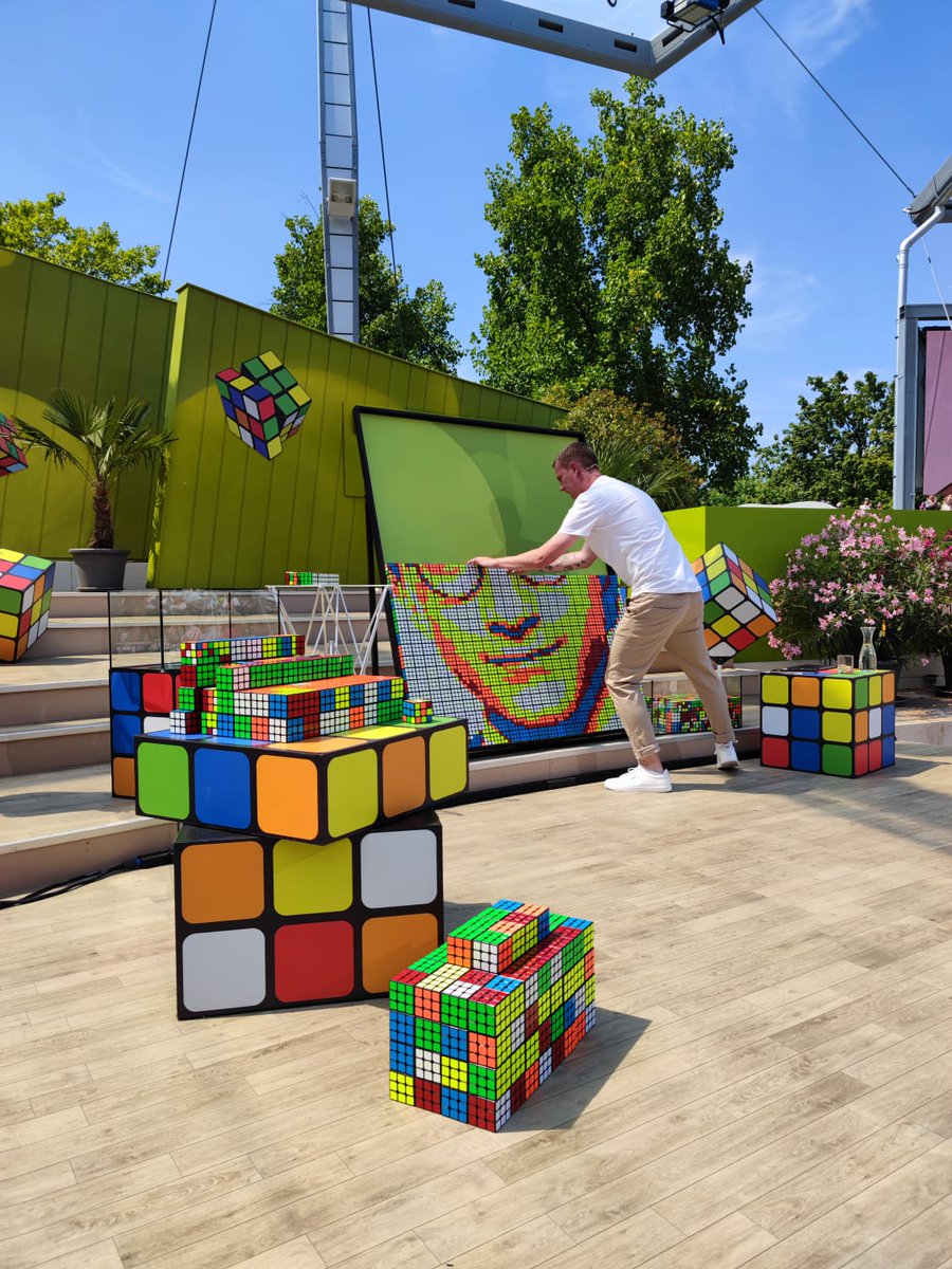 JPLehmker's tweet photo. Wow. Es war einfach nur geil im #Fernsehgarten. Sehr anstrengend bei der Hitze, aber hat enorm viel Spaß gemacht. Gerne wieder! 😍

#ZDF #Show #Zauberwürfel #Zauberer #Rubikscube #Portrait #HarryPotter https://t.co/bcUYzH4mME