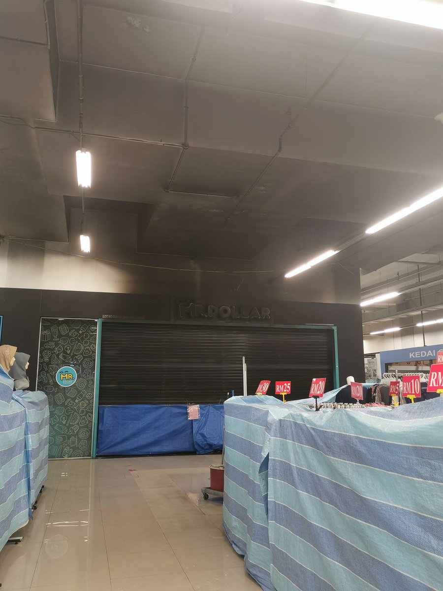 alicewoon's tweet photo. What happen to the shop in Scott garden? https://t.co/Ox0Alvxz5Y