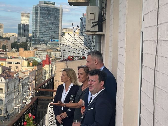 KWustenhagen's tweet image. Mit dem Sektglass in der Hand sich das Elend angucken, unsere SPD Minister