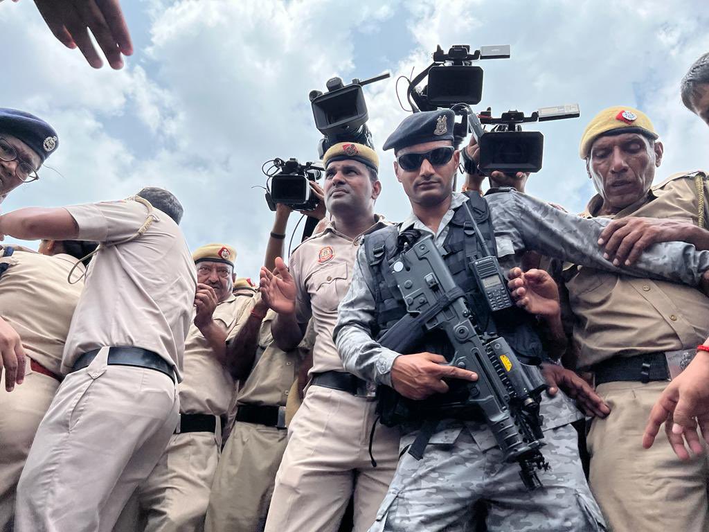 RahulGandhi's tweet image. तानाशाही देखिए, शांतिपूर्ण प्रदर्शन नहीं कर सकते, महंगाई और बेरोज़गारी पर चर्चा नहीं कर सकते। 

पुलिस और एजेंसियों का दुरूपयोग करके, हमें गिरफ़्तार करके भी, कभी चुप नहीं करा पाओगे।  

&apos;सत्य&apos; ही इस तानाशाही का अंत करेगा।