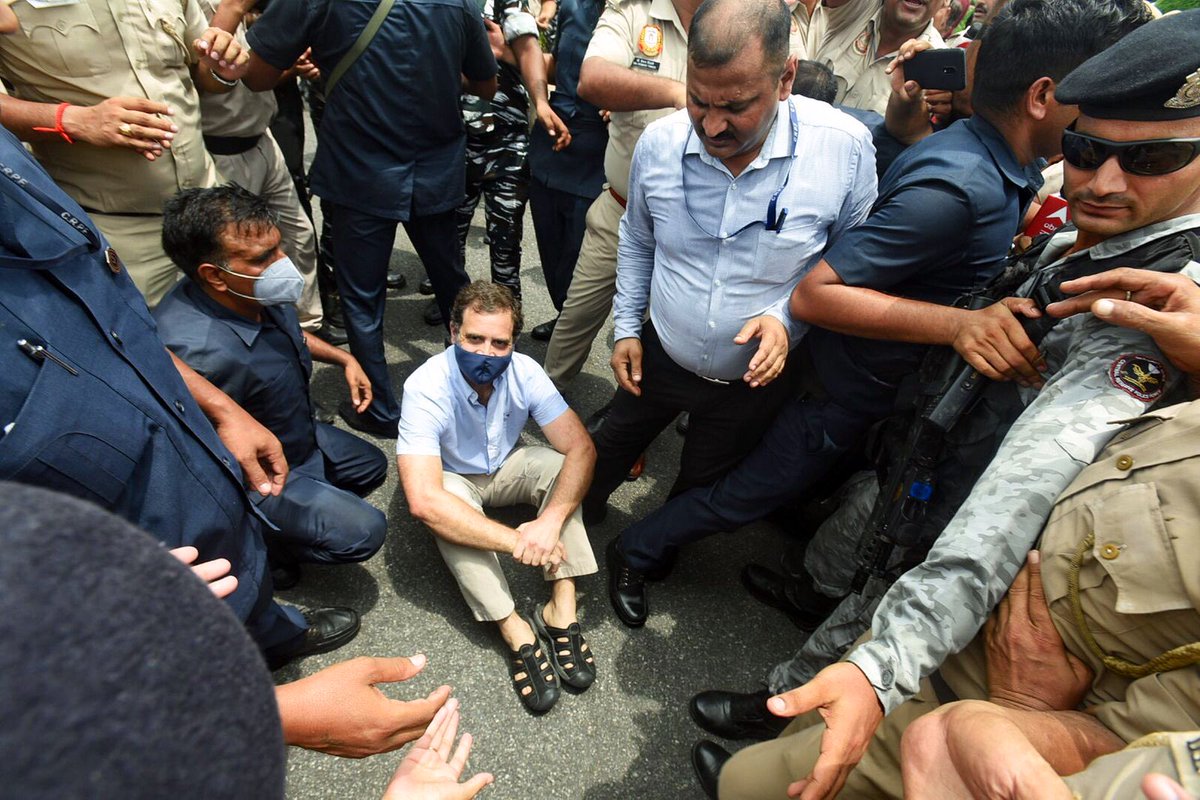 RahulGandhi's tweet image. तानाशाही देखिए, शांतिपूर्ण प्रदर्शन नहीं कर सकते, महंगाई और बेरोज़गारी पर चर्चा नहीं कर सकते। 

पुलिस और एजेंसियों का दुरूपयोग करके, हमें गिरफ़्तार करके भी, कभी चुप नहीं करा पाओगे।  

&apos;सत्य&apos; ही इस तानाशाही का अंत करेगा।