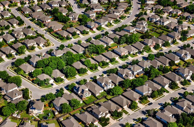 الفرْقُ بيْن

الصَّناديق الإسمنتيَّة.!!

               و

 الأحياء الإنسانيَّة..!!