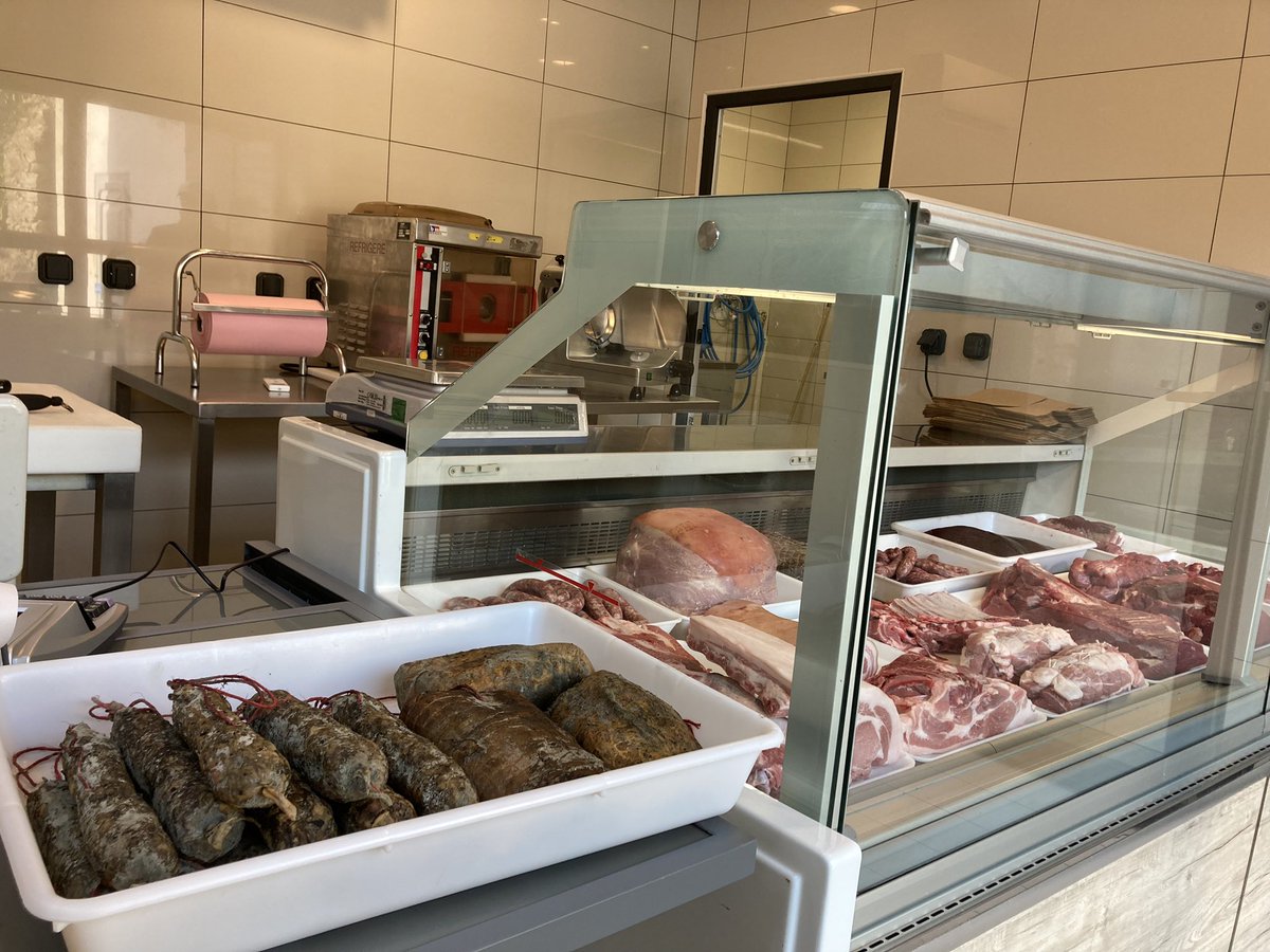 urtaca20218's tweet photo. #urtaca #ucanale #campàinpaese
Oghje apre u macellu di a culombera 🐄 🐷 

Afin de favoriser et de soutenir la production locale, la commune a fait le choix de construire un atelier technique, mis à disposition d’un d’éleveur/boucher. 
Joseph Ceccarini vous attend dans son https://t.co/3tQAINvMP0
