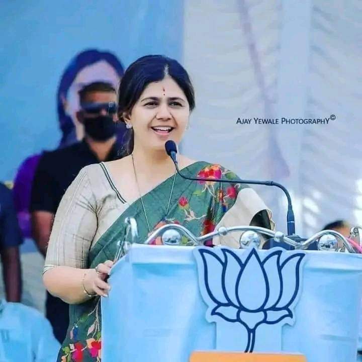 Rahulppakhare's tweet photo. @pakhare2400 @Pankajamunde @DrPritamMunde वाढदिवसानिमित्त हार्दिक हार्दिक शुभेच्छा ताईसाहेब..! 

दीनदुबळ्यांची सेवा करण्यासाठी आपणांस उदंड आयुष्य लाभो हीच मोहटादेवीचरणी प्रार्थना..! https://t.co/v3h4Olmi1s