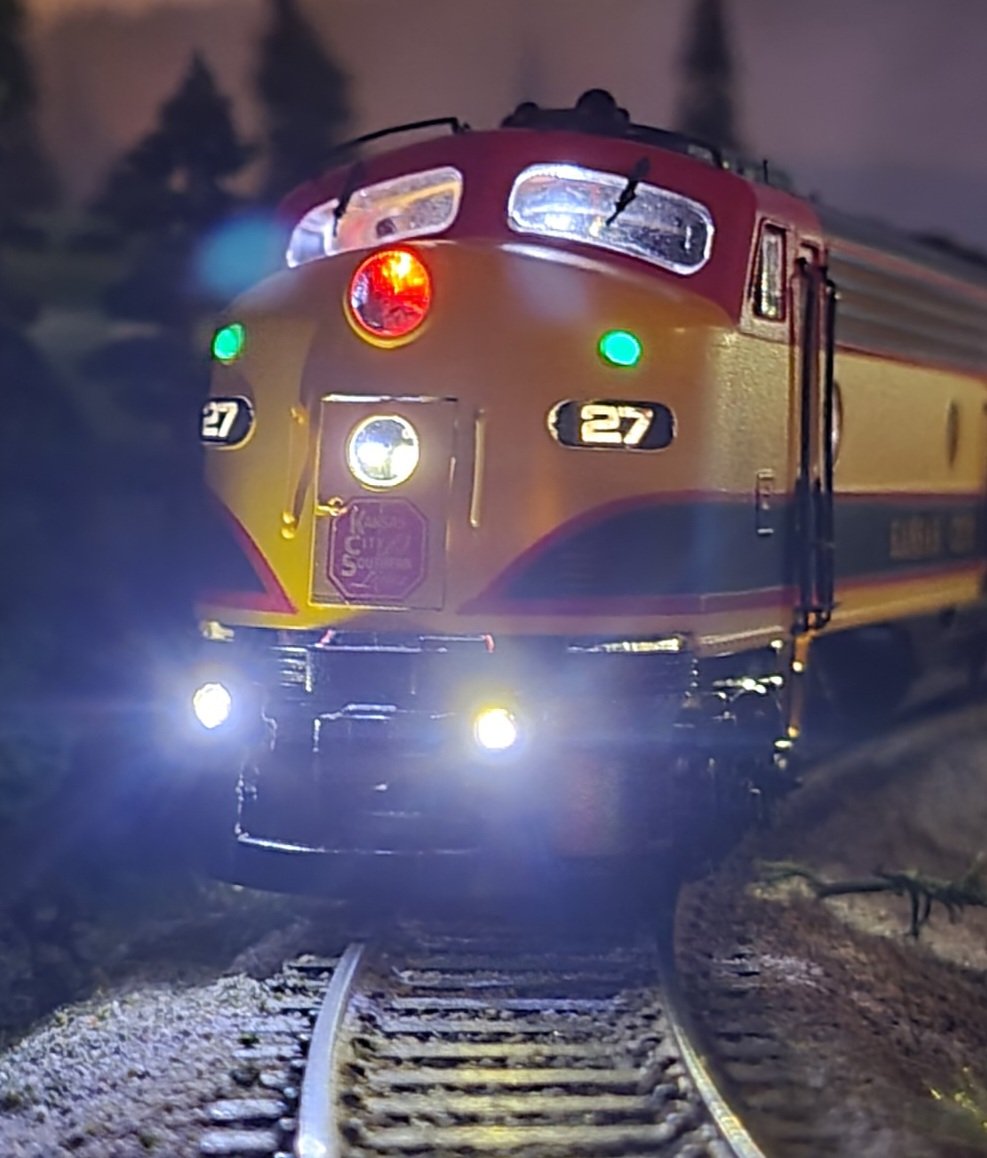 RegGFX's tweet photo. Kansas City Southern E8/9 Unit
One of my Custom Built Locomotives.
Took me about 4 Weeks. #Modelrailroading https://t.co/IPKynm5Zaz