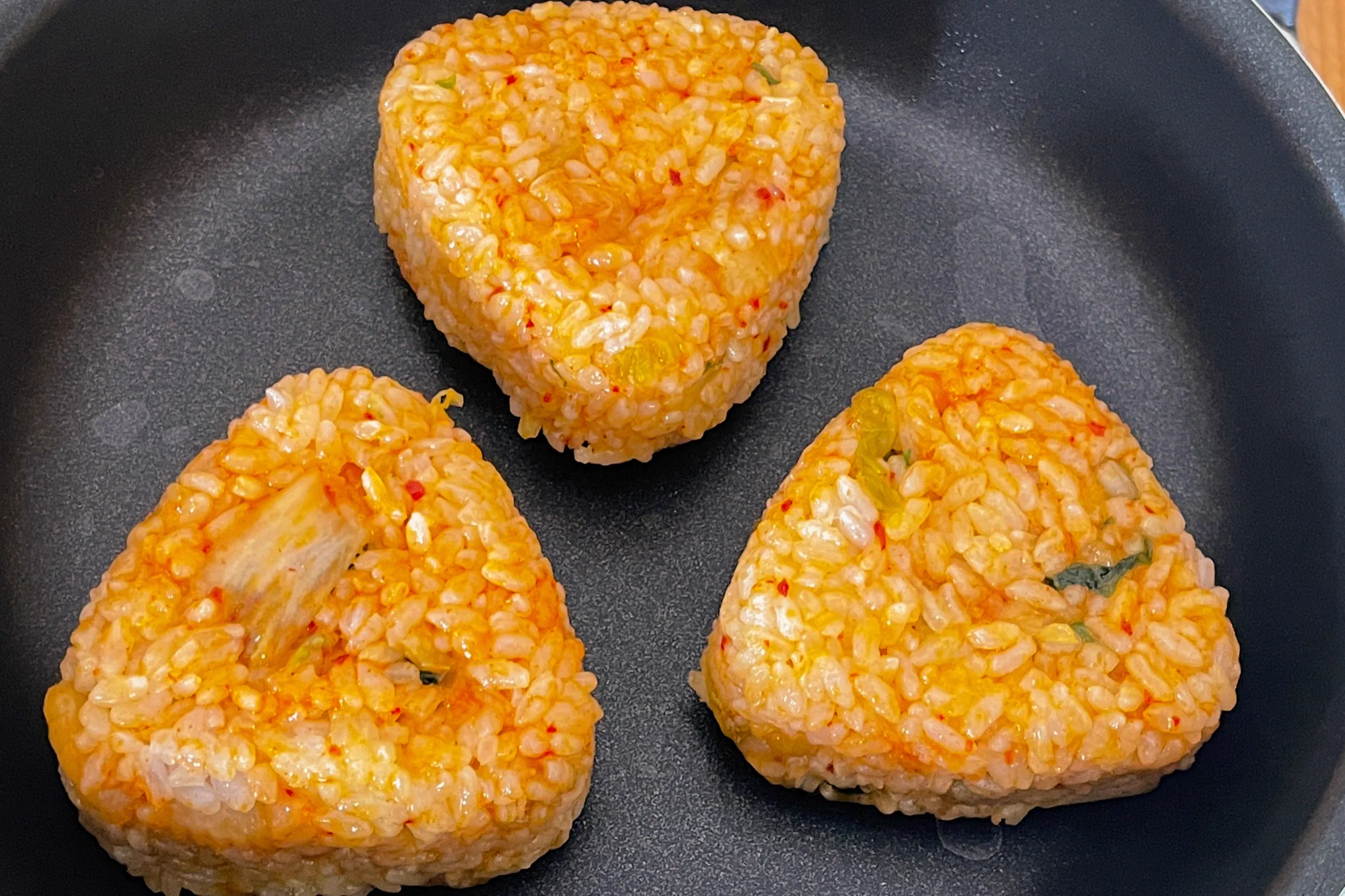 キムチ&チーズとの組み合わせがとっても美味しそう！作り方も簡単な「焼きおにぎり」レシピ！