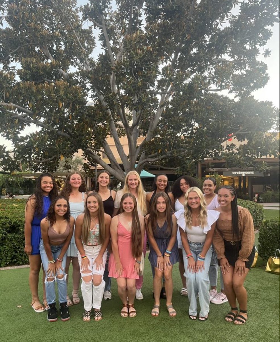 🚨PGF Nationals Update🚨

Bolts Premier win bracket game #1 vs Ohana Tigers Indian (6-0). 

Following the game, we had our coaches/players only dinner! Look at these gorgeous young women 😍

Bracket game #2 tomorrow @ 10:15a @ Huntington Beach Sports Complex (F8)

#boltsboom