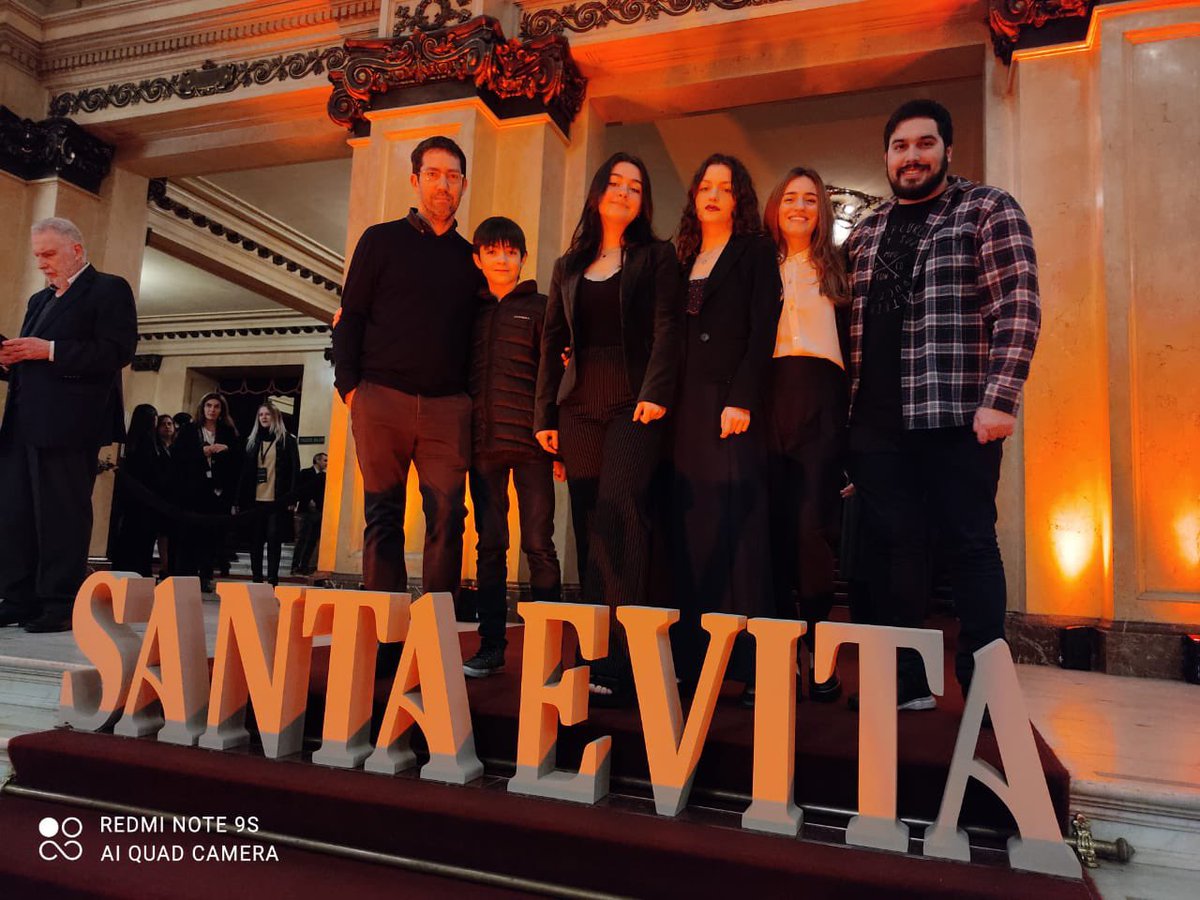 beloymartinez's tweet photo. #SantaEvita en familia https://t.co/jXMZt5Lcym