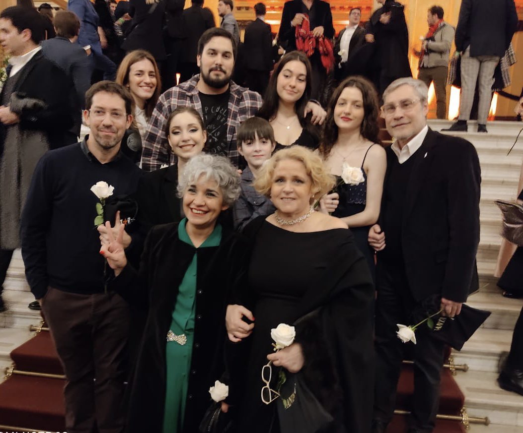 beloymartinez's tweet photo. #SantaEvita en familia https://t.co/jXMZt5Lcym