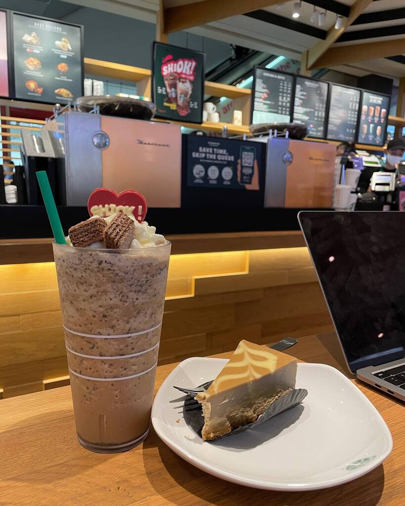 justinleesg's tweet photo. I’m back again. Hopefully to more postings from here soon. In the meantime. Have a break, Have a Starbucks with Shiok-Ah-Ccino. 

I missed this last year because of covid, but this year they had it again. #starbucks #singapore https://t.co/04m7serz6F https://t.co/J0ppREwAbn