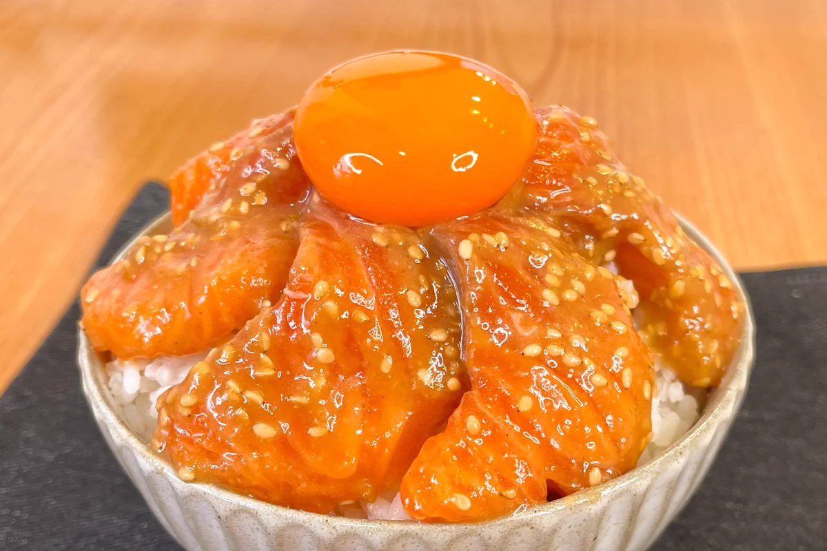 漬け込むだけで簡単おいしい！サーモンの胡麻みそ漬け丼。