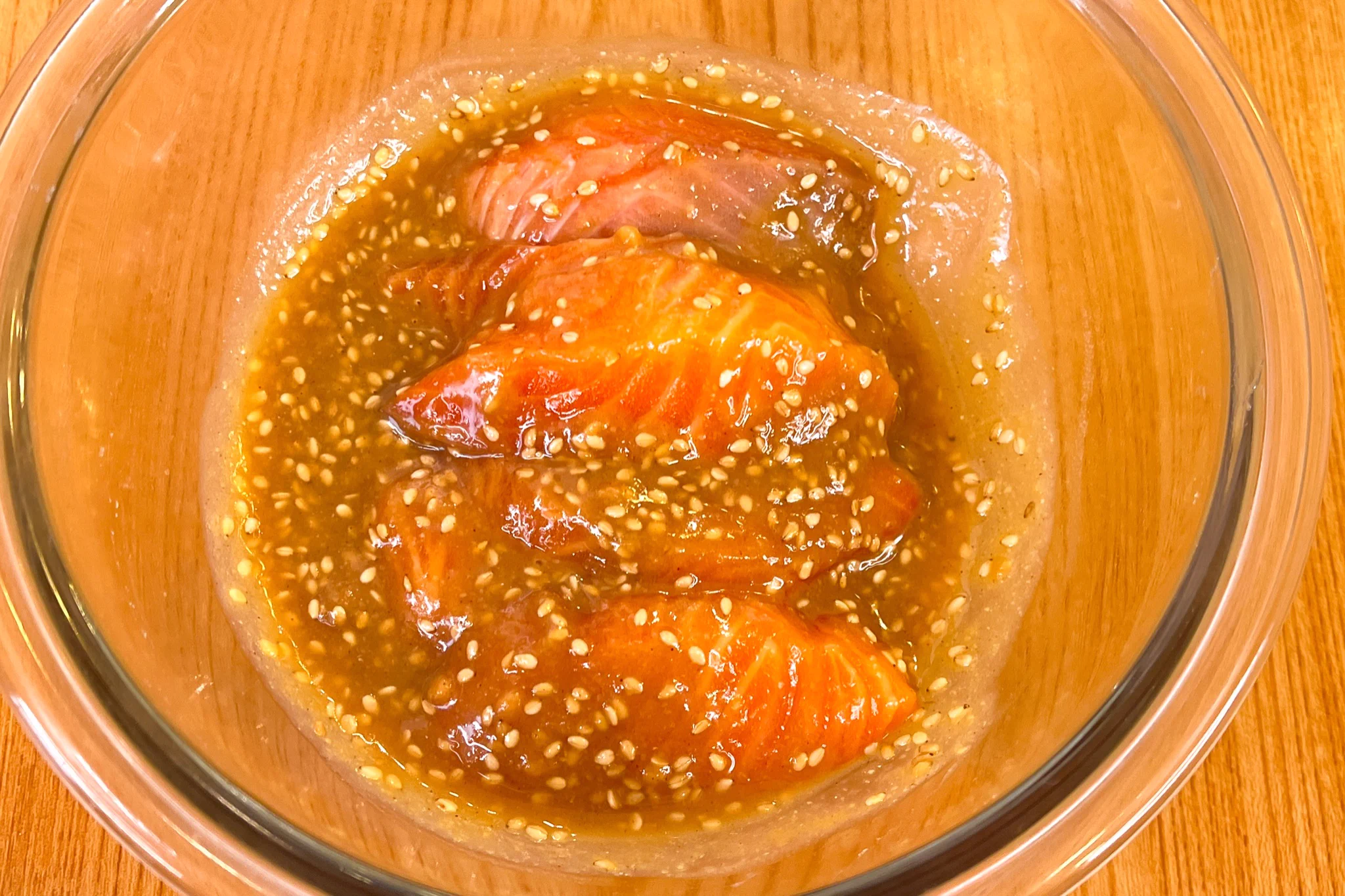 漬け込むだけで簡単おいしい！サーモンの胡麻みそ漬け丼。