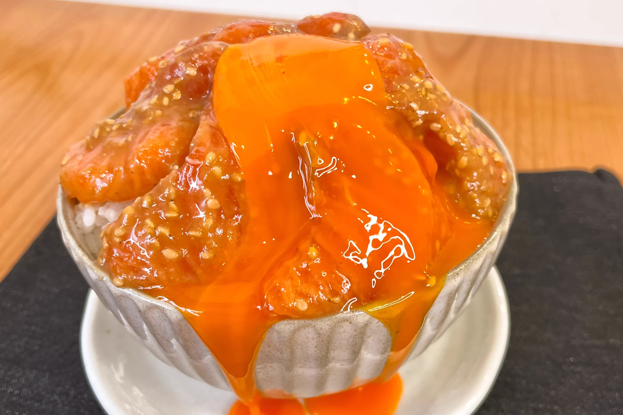 漬け込むだけで簡単おいしい！サーモンの胡麻みそ漬け丼。