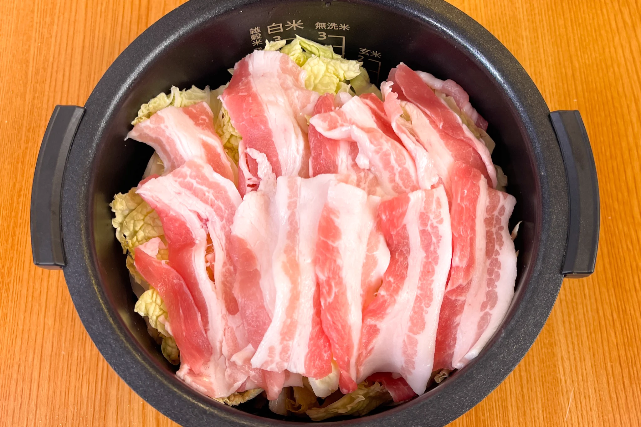 忙しい時の献立はこれで解決！炊飯器で作れる、無水豚バラ白菜。