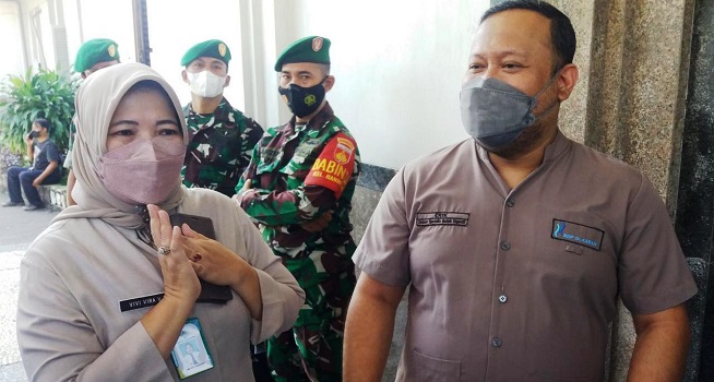 solotrustcom's tweet photo. Korban Penembakan Istri TNI, Dokter RSUP Kariadi: Ada indikasi Cedera di Bagian Perut

Baca: https://t.co/eNHjEFlG73 https://t.co/IvVfwCsuUW