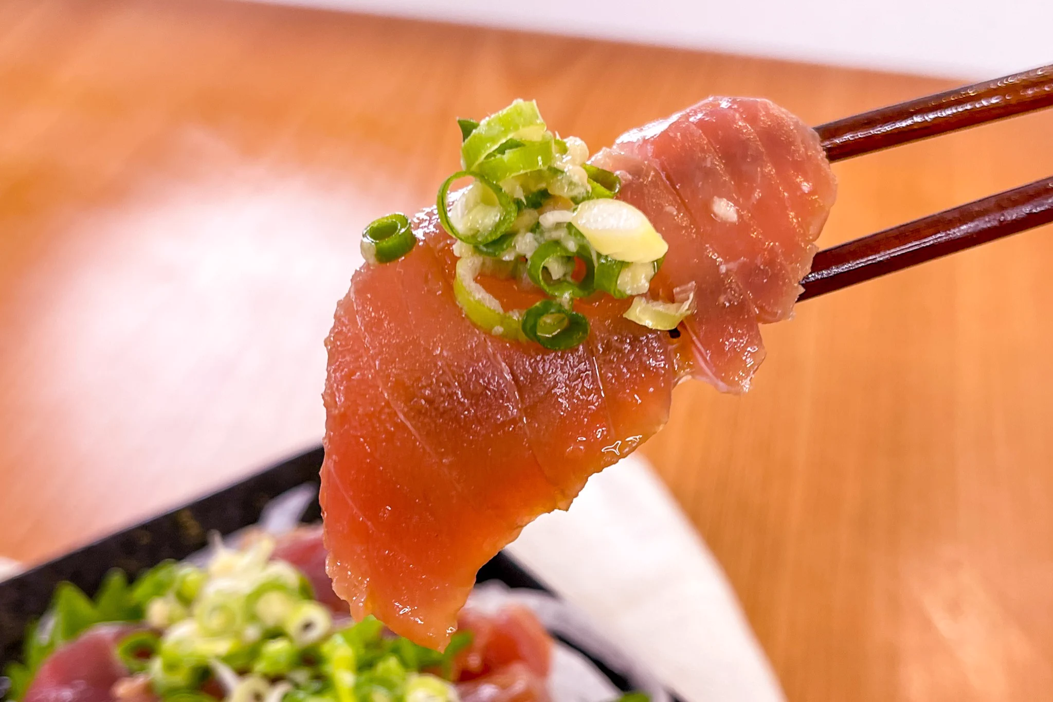 マグロをさっぱりと味わえる！おつまみに最適、マグロのポン酢漬け。