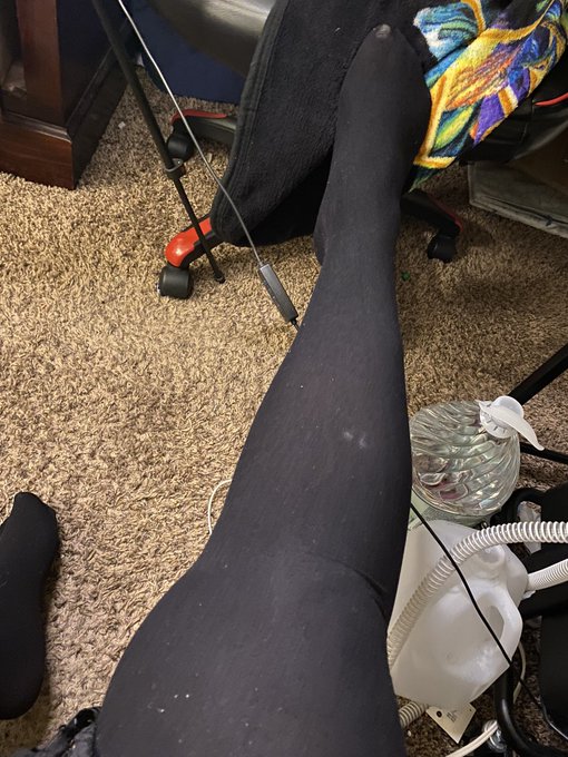 My feet are lonely adore the pig Feetfinder Findom femdom https://t.co/e2ii4qdMMg
