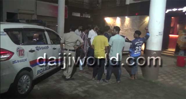 daijiworldnews's tweet photo. Mangaluru: Bajrang Dal workers gatecrash pub party by students; abuse, chase them out
https://t.co/cFMSzpzBVE
#Mangalore #mangalorenews #pubattack #daijiworldnews https://t.co/lnRLBmNIYR