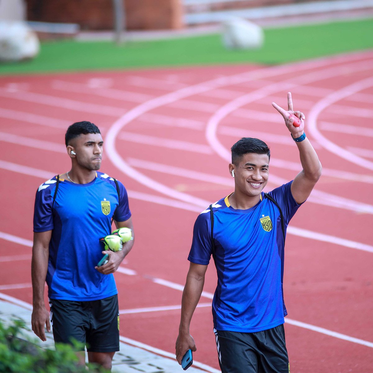 HydFCOfficial's tweet photo. 🤩 Going to a training session with 'The Champions' feel like... ✌️

#HFCPreseason #మనహైదరాబాద్ #HyderabadFC 💛🖤 https://t.co/tTYyRpIbSG