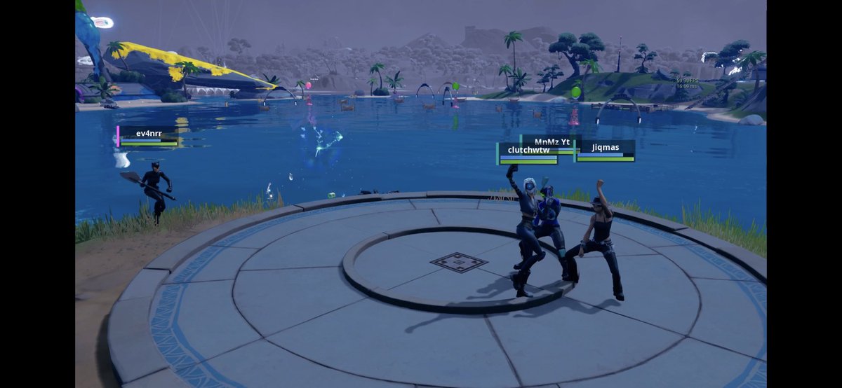 ConsoleMnMz's tweet image. wonder what the kid on the left is thinking @clutch1x_ @Jiqmas