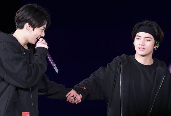 9597THVJK's tweet photo. this taekook pic ☹️💗 https://t.co/xJniI0cZmV
