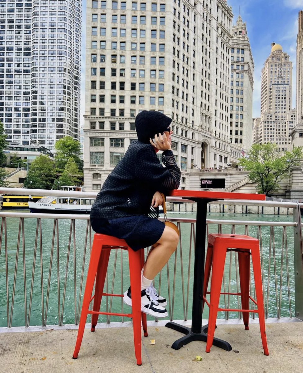 vminpinkie's tweet photo. the empty chair was for jimin https://t.co/mluOJFHNxl