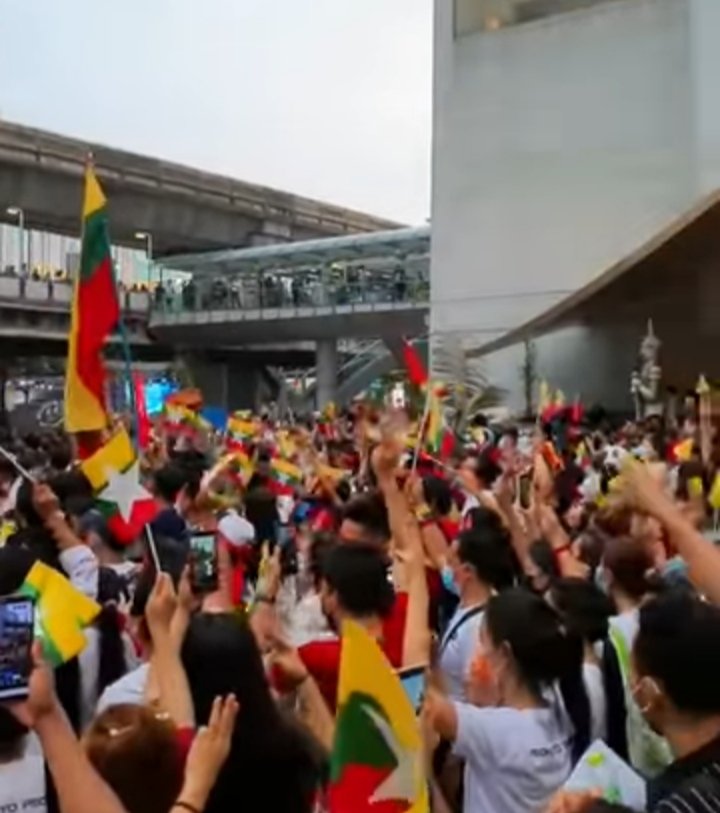 Screenshot images from a live video that an overcrowd of #Myanmar citizens staged a protest in #Bangkok and marched to Burma Embassy in #Thailand, chanting their strong waves of anger-on-fire and defiance over junta's heinous #execution of four pro-democracy activists today.