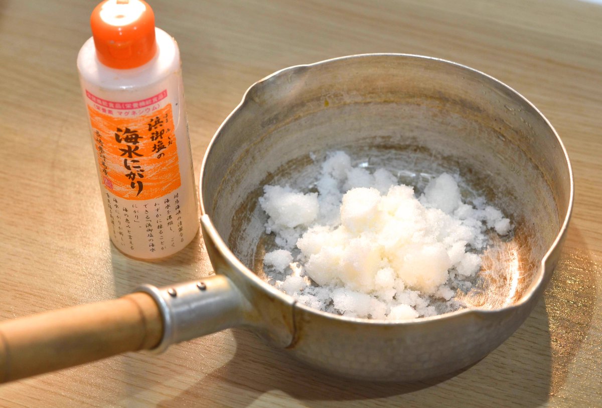 xharaken's tweet photo. スーパーで手に入る粗塩を極上の塩に変える方法。
1. 粗塩100gに対して小さじ2〜3の海水にがりを混ぜる
2. 焦げないように弱火でさらさらになるまで炒る（アジシオの瓶で保存すると便利）
この塩で吸い物を決めると出汁が負けるくらいの旨みが出るし、塩むすびが別物になりますよ。 https://t.co/LniFVufS6F