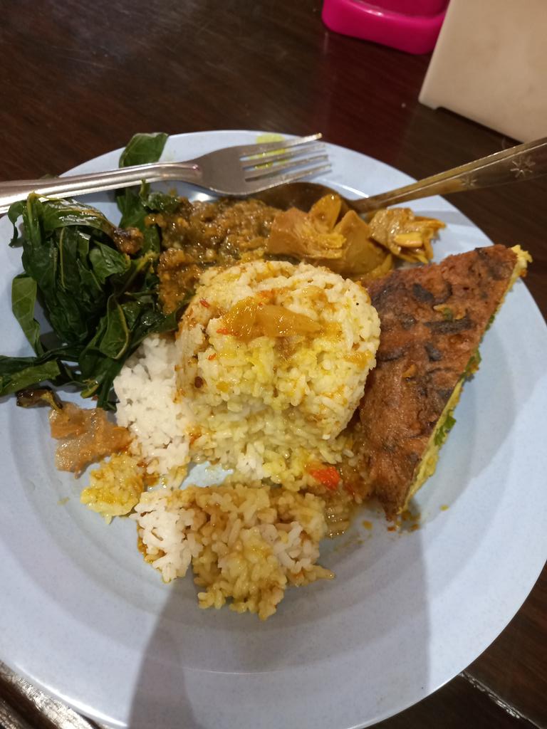 FFOODFESS's tweet photo. Lauk kesukaan kalian kalo makan Padang apa fess https://t.co/dZ56mCgRmj