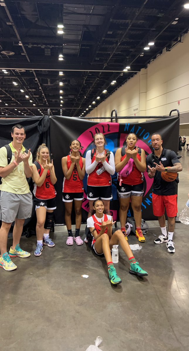 JadelynnFreeman's tweet photo. It’s over for now but we just getting started! I’ve learned a lot over this summer playing up! @MichiganGoonies  took a chance on me. Sink or swim! I enjoyed every second of it! Thanks @coach_lumbo &amp; @BK2THEFULLEST for everything you guys do! #NextYearLoading 🏴‍☠️💜 https://t.co/MeFNwca6df