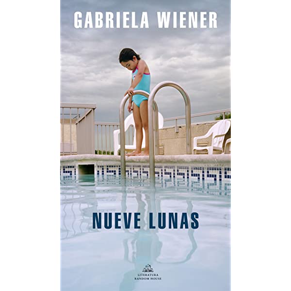 KreuzaPop's tweet photo. Acabé #NueveLunas de @gabrielawiener.
Es la 2da vez que la leo (la 1era fue #HuacoRetrato) y esta vez fue como ingresar a un parque temático con todas estas atracciones y subirme a cada una de ellas: sentí vértigo,luego miedo, lo pasé y sonreí.En algunas, de plano, disfruté. https://t.co/Dq35pOPnGX