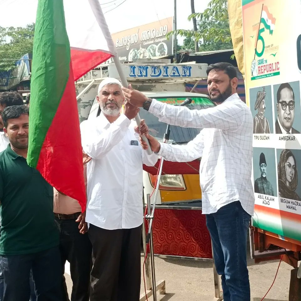 Save_Republic75's tweet photo. Azadi ke Amruth Mahotsav ke tahat Popular Front ki janib se munaqida "Jamhooriya bachawo" national campaign ke tor par  Puttur taluqa ke sadar Jabir Ariyadka ne kallugundi me'n taluqa satah ke Karwa'n Jatha ka aghaz kiya. https://t.co/nMCC0PyPI8
