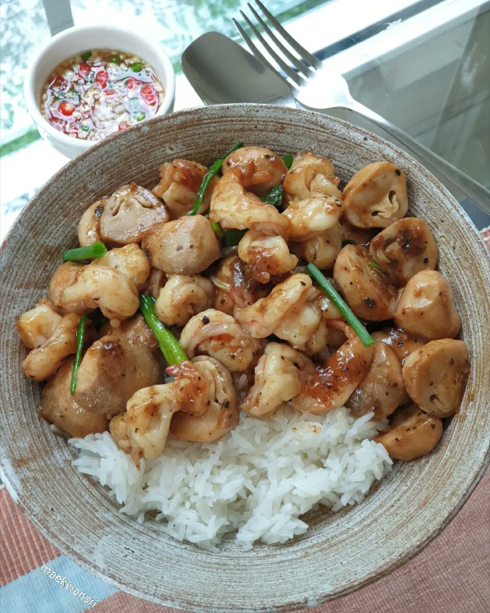 KwansriR's tweet photo. เมนูแนะนำคนชอบกินเห็ด...ผัดเห็��ฟางพริกไทยดำกับกุ้งราดข้าว
https://t.co/IflCtpMaQH https://t.co/Fj7pjJwdv1