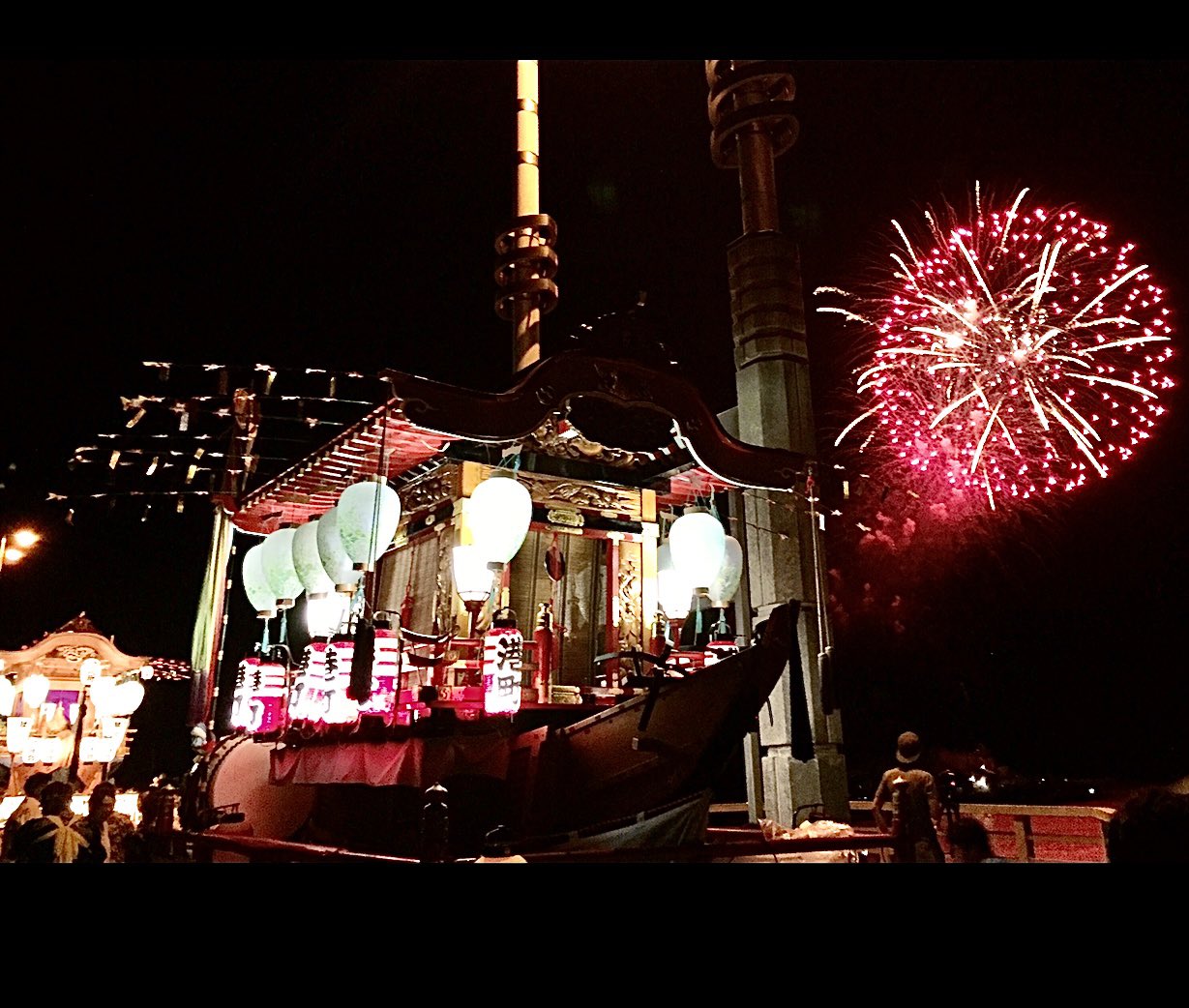 イラスト屋ひぐち 22年7月26日 今夜は3年ぶりの直江津祇園祭花火 屋台と花火 の美しい情景は臨めないかもしれないけれど 疫病感染の収束を願って夜空を見上げたい 愛しの直江津の花火だすけ T Co Tygaqvbgvo Twitter