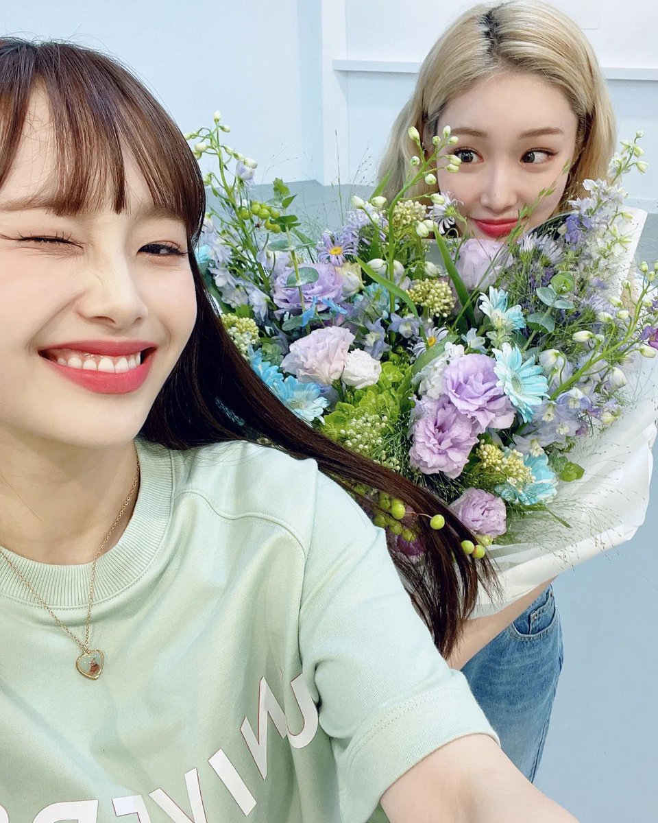 jiwao's tweet photo. time is gold so i will never waste the time turnings here, on this occasion i managed to invite one of the finest soloist who always brings out the best work on her music, eyes on me adding this flowers bucket to complete this funny but cutest portrait of us to keep this episode! https://t.co/iXRngRkM5b