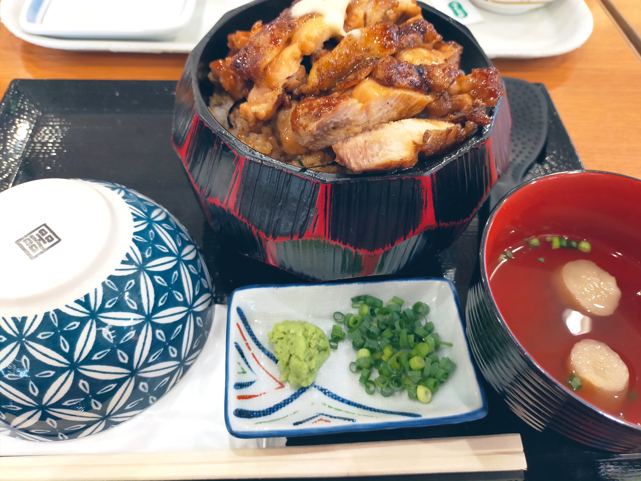 公式 名鉄イン名古屋錦 うなぎじゃなくて ごめんなさいだけど美味しいんですよ ボリウムたっっぷり鶏まぶしです イオンモールナゴヤドーム前の ひつまぶし岡ひろ さんでいただきました 写真でお腹が空いたところで 皆様お疲れ様でした