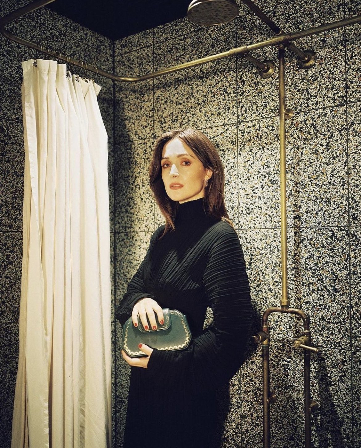 IT WAS ROSE BYRNE\S BIRTHDAY YESTERDAY AND I DIDNT KNOW IM SUCH A FAKE FAN OMG    happy late birthday queen 