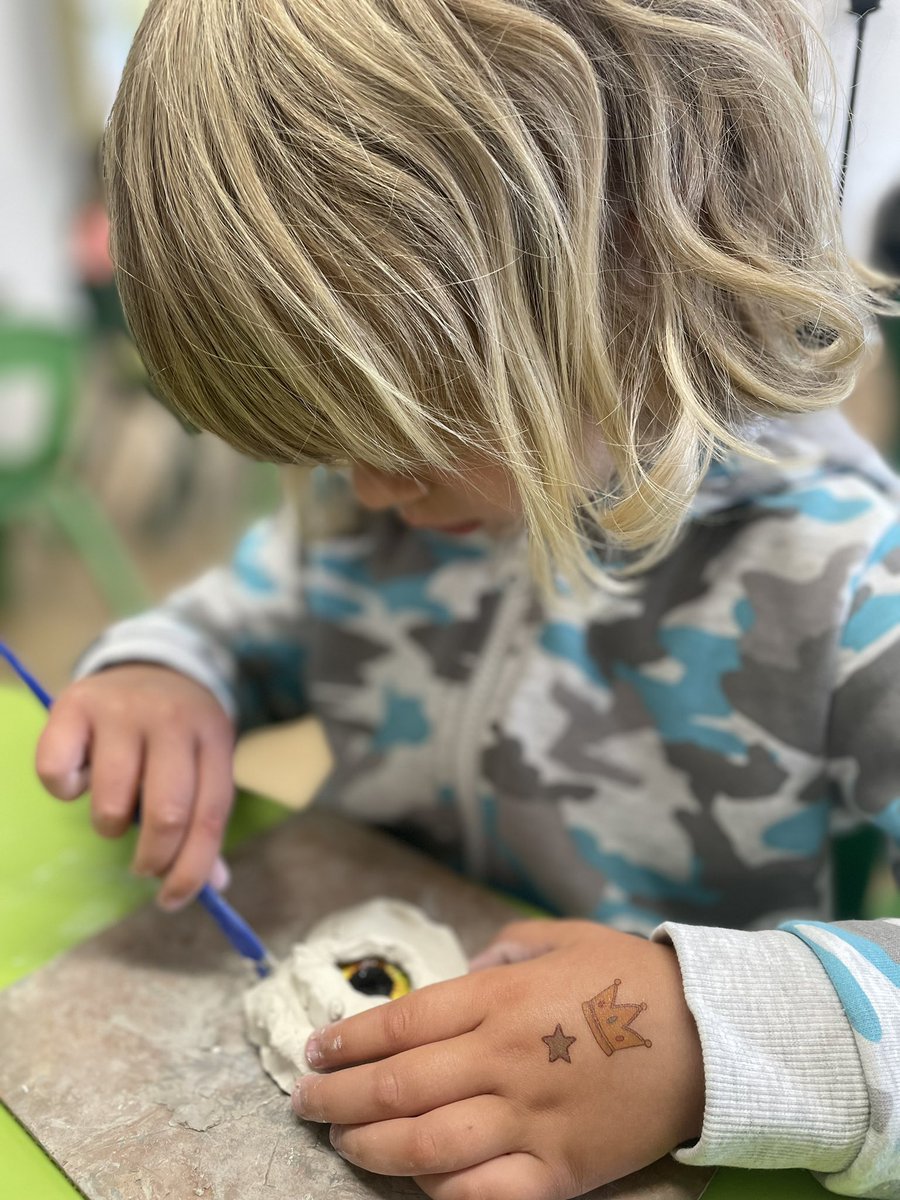 HPA_Philip_Lane's tweet image. It’s only just gone 9am and our children are already getting stuck into making some Dragon eyes!! @HarrisFed #HPAPLWrapz #HolidayClub